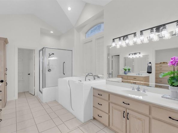 9  Royal Oaks Circle , Denton Texas 76210