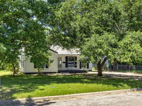 821  Gustav Street , River Oaks Texas 76114