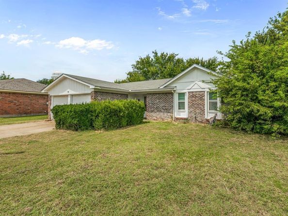 125  Roundtree Drive , Crowley Texas 76036