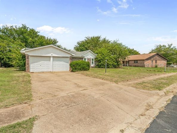 125  Roundtree Drive , Crowley Texas 76036