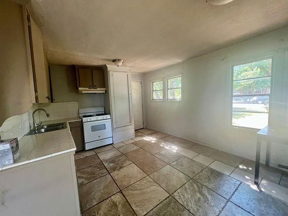 312 N Retta Street , Fort Worth Texas 76111
