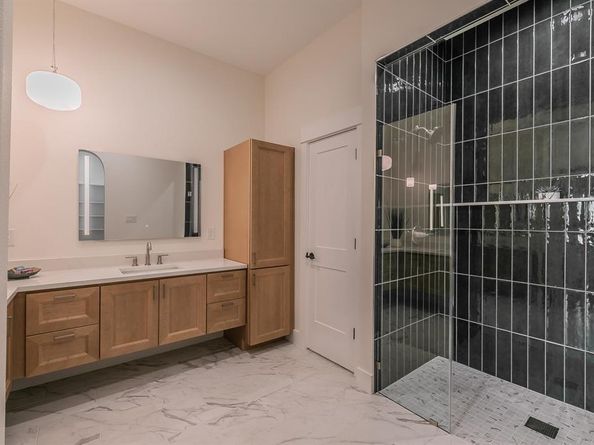 1140  Cedar Hill Avenue , Dallas Texas 75208