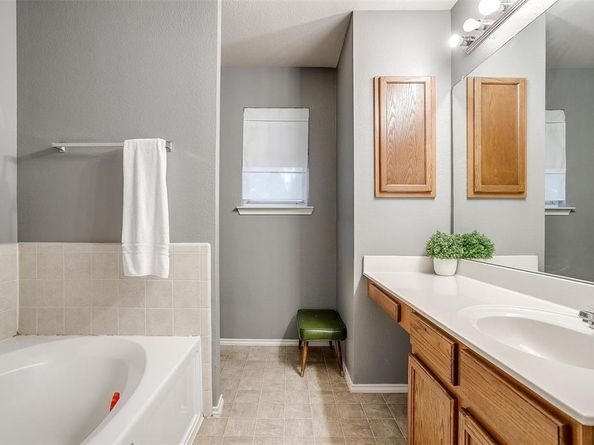 1303  Red Deer Way , Arlington Texas 76002