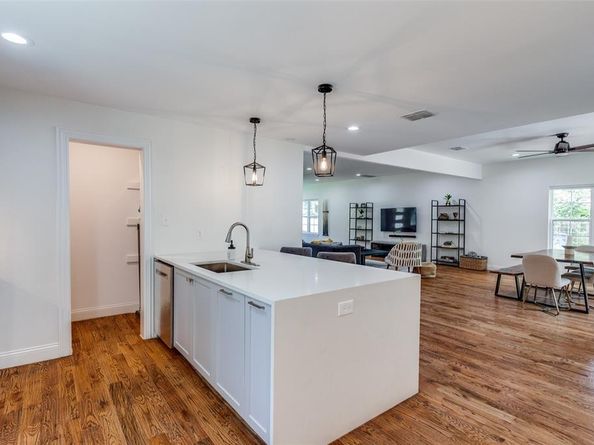 1000  Cameron Avenue , Dallas Texas 75223