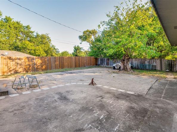 1287  Whispering Trail , Dallas Texas 75241