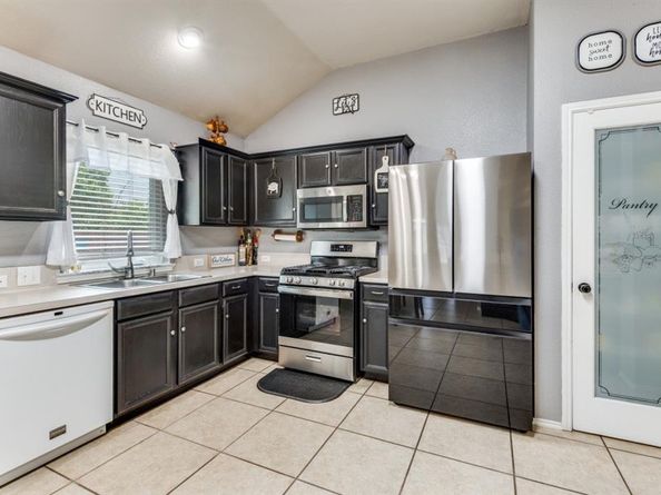 632  Crestview Court , Saginaw Texas 76179