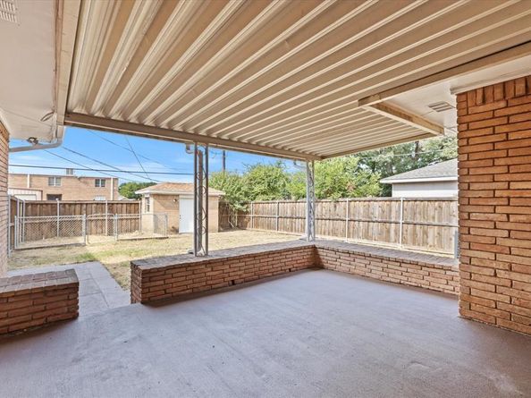 1423  Misty Glen Lane , Dallas Texas 75232
