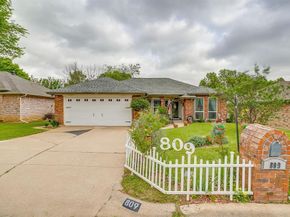 809  Castleview Drive , Arlington Texas 76001