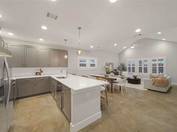 1686  Kings Highway , Dallas Texas 75208