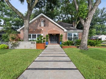 901 S Montreal Avenue 