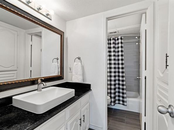 3175  Golden Oak  , Farmers Branch Texas 75234