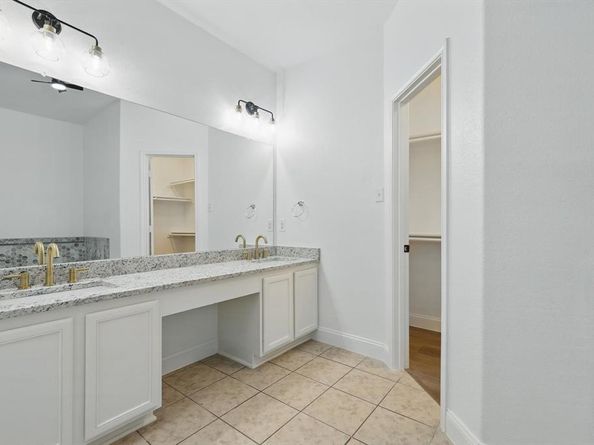 924  Charleston Lane , Savannah Texas 76227