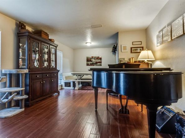 2818  Ashglen Drive , Garland Texas 75043