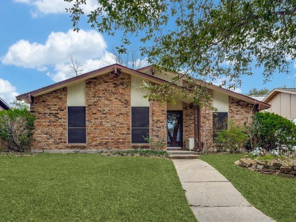 2818  Ashglen Drive , Garland Texas 75043