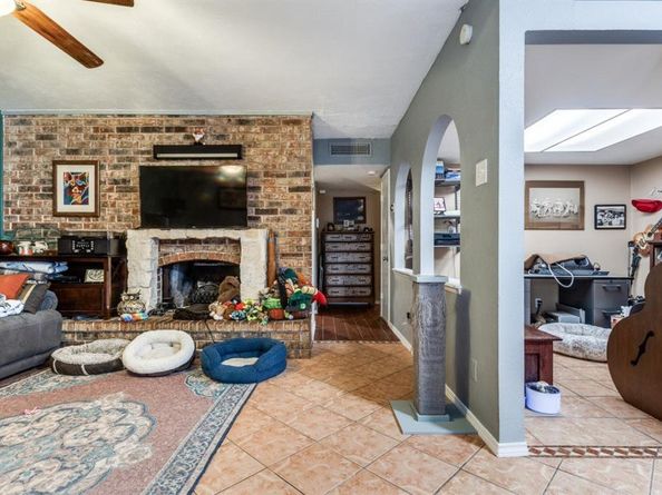 2818  Ashglen Drive , Garland Texas 75043