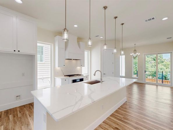 1021  Mobile Street , Dallas Texas 75208