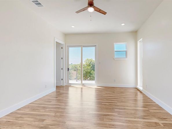 1021  Mobile Street , Dallas Texas 75208