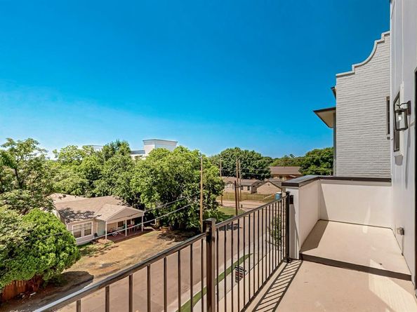 1021  Mobile Street , Dallas Texas 75208