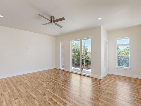 1021  Mobile Street , Dallas Texas 75208