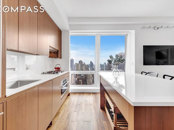 400 5th Avenue 33B, New York NY 10018