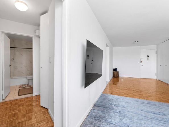 2 Bay Club Drive 20Z4, Queens NY 11360
