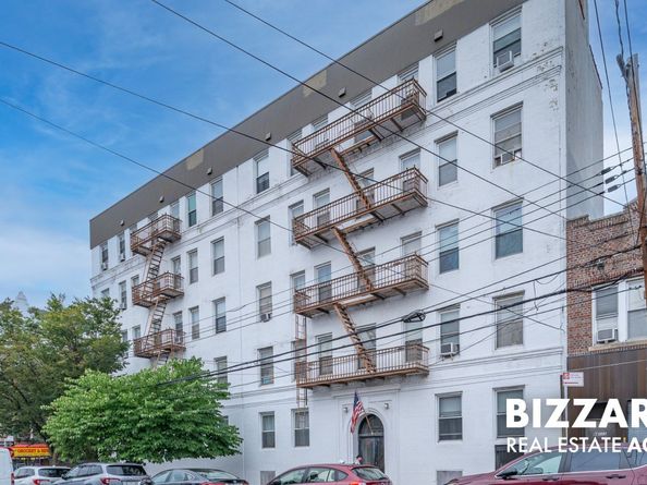 37-75 64th Street 31, Queens NY 11377