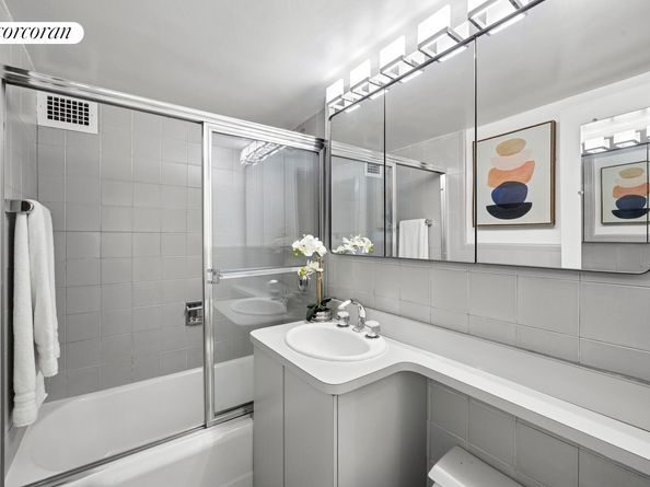 130 East 18th Street 8N, New York NY 10003