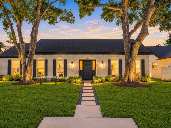 1922 Shadowdale Drive, Houston TX 77043