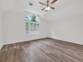 46 E Hobbit Glen Drive, Conroe TX 77384