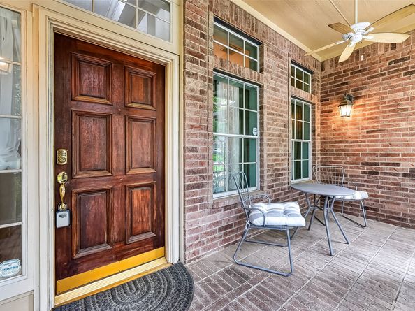 46 E Hobbit Glen Drive, Conroe TX 77384