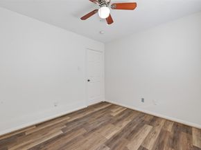 46 E Hobbit Glen Drive, Conroe TX 77384