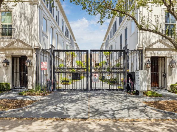 190 Oak Place, Houston TX 77006