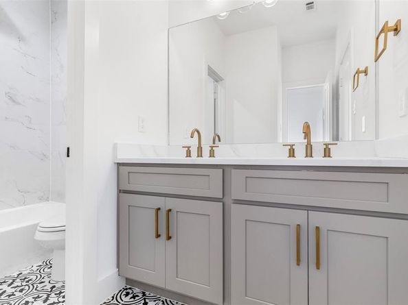 409 Alvia Run Lane, Houston TX 77018