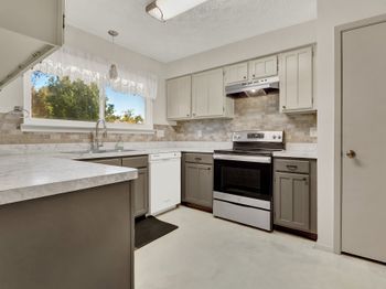 13211 S Thorntree Drive