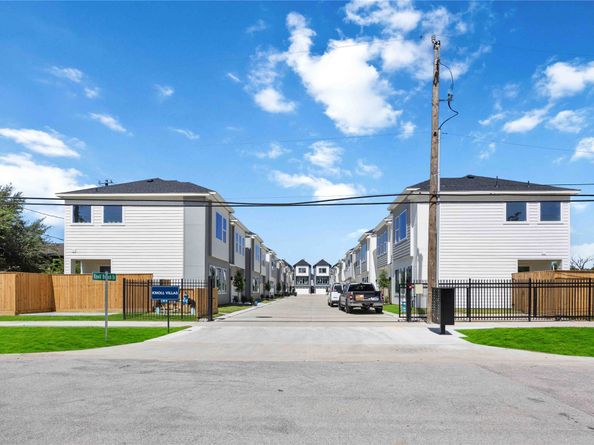 1935 Knoll Square Drive, Houston TX 77080