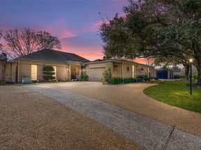 2526 Country Club Boulevard, Sugar Land TX 77478