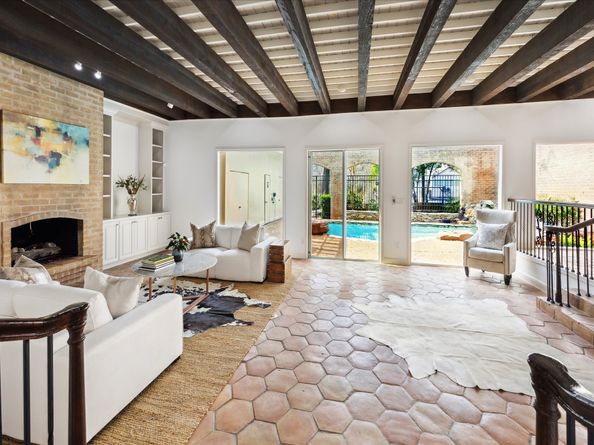 8 Woodstone Street, Houston TX 77024