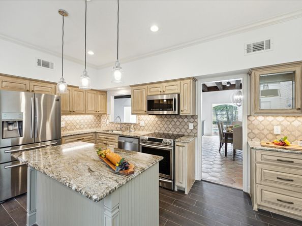 8 Woodstone Street, Houston TX 77024