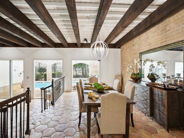 8 Woodstone Street, Houston TX 77024