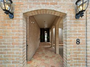 8 Woodstone Street, Houston TX 77024