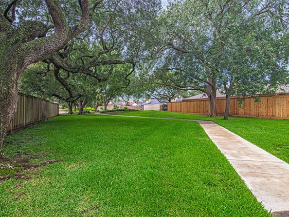 16606 Neumann Drive, Houston TX 77058