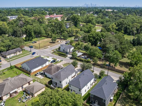 910 Mansfield Street, Houston TX 77091