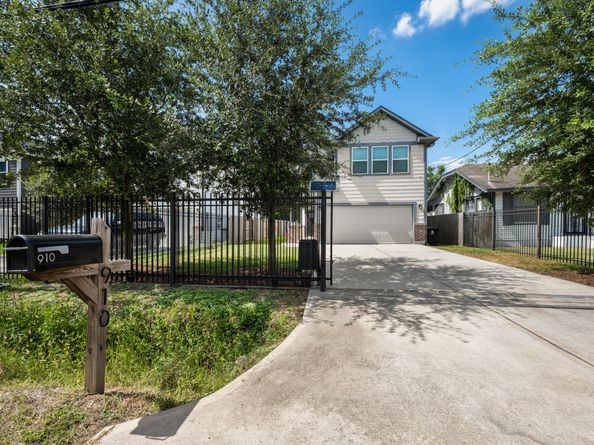 910 Mansfield Street, Houston TX 77091
