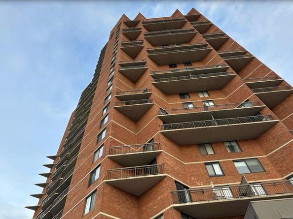 238 Harmon Cove Tower, Secaucus NJ 07094