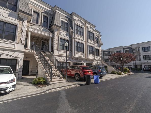 19 Marquis Court, Edgewater NJ 07020