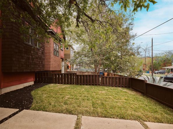 2002 E 13th ST A, Austin TX 78702