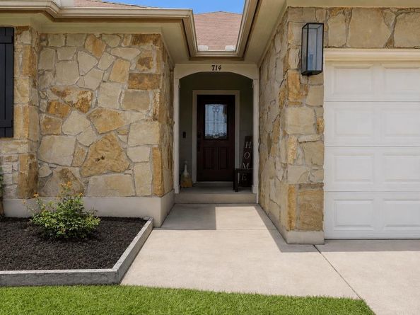 714 Newport DR, Spicewood TX 78669