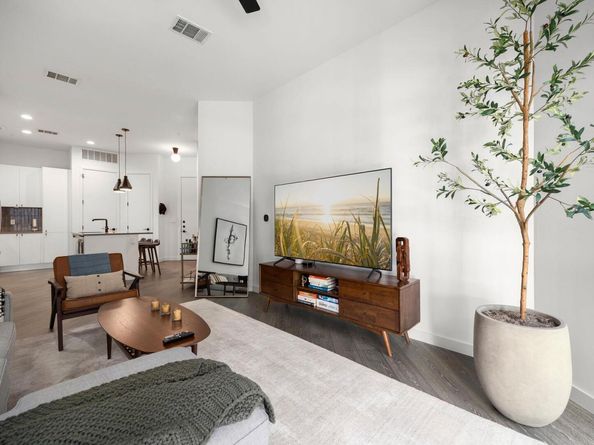 800 Embassy DR 204, Austin TX 78702