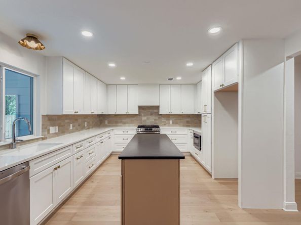 11703 Oak Knoll DR, Austin TX 78759
