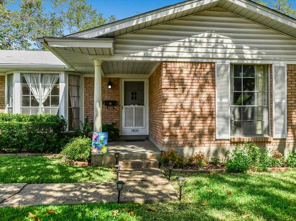 1900 Burbank ST, Austin TX 78757